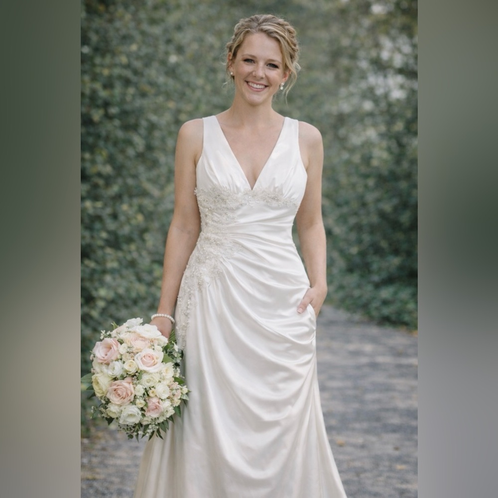MAGGIE SOTTERO White Wedding Dress Size 4 V Plunge Hidden Bustle Beads Pearls